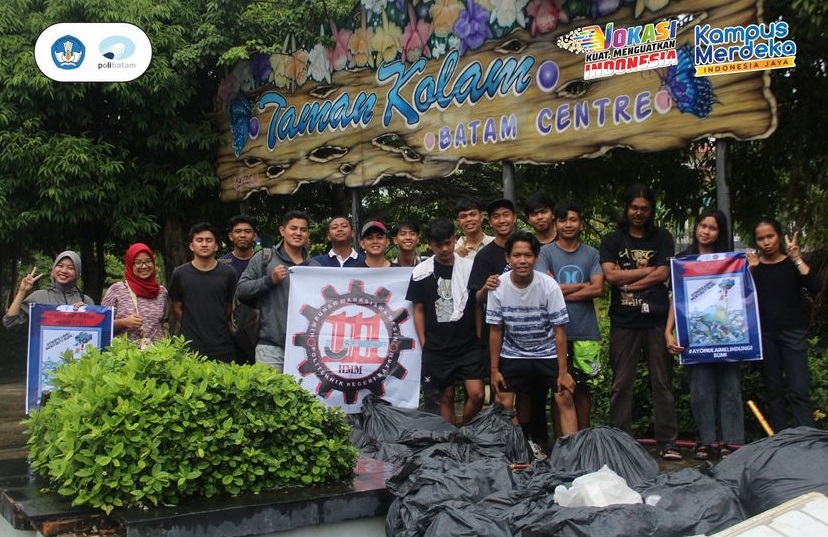 Himpunan Mahasiswa Jurusan Teknik Mesin Polibatam Bersihkan Danau Batam Centre Pond Park, Wujudkan Lingkungan Bersih Thumbnail